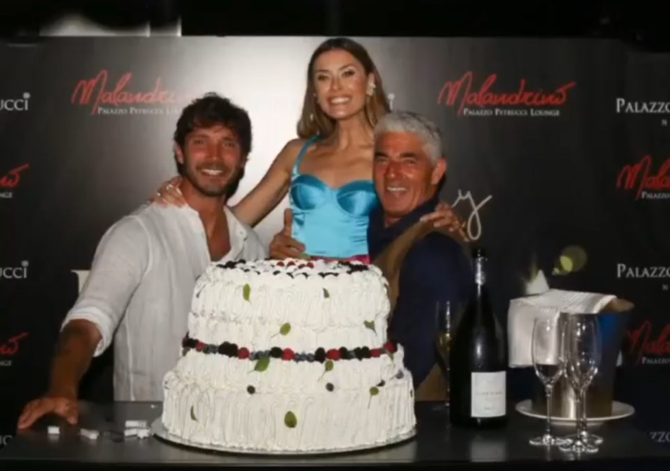 Fatima Trotta (al centro) con Stefano De Martino (a sinistra) e Biagio Izzo (a destra).