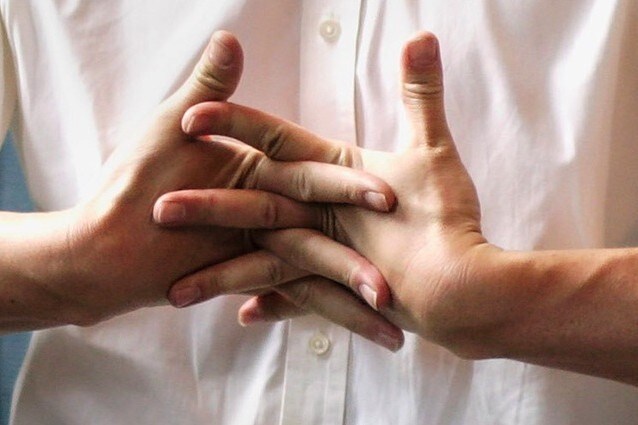 Svelato cosa fa scrocchiare le dita delle nostre mali