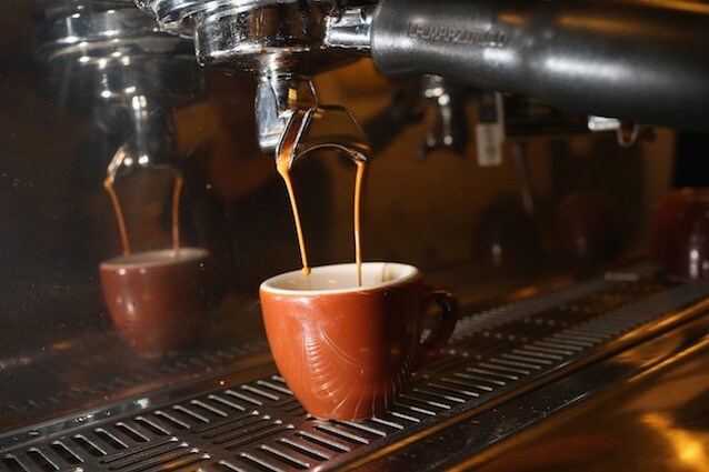 Il caffè contiene caffeina