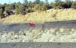 Il limite K-T ben in evidenza al Passo di Raton (nel Colorado), lungo la strada Interstate 25. Credit: Wikipedia.