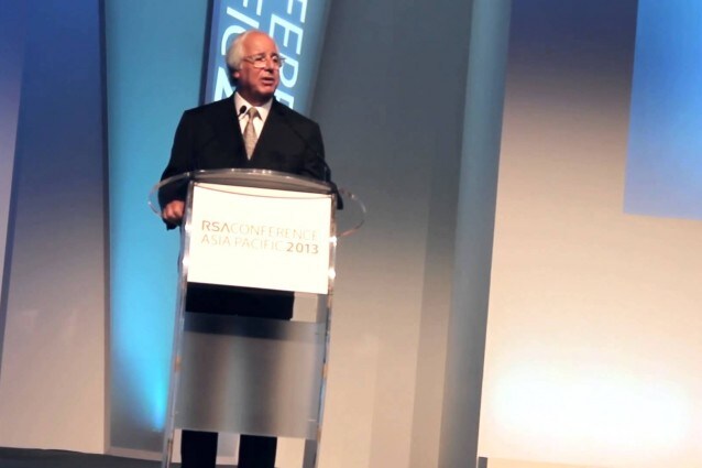 Frank Abagnale racconta la sua storia durante una conferenza.