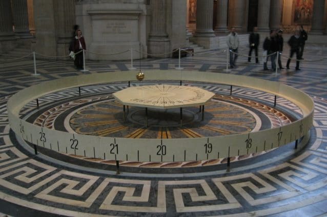 Il pendolo di Foucault dimostra la rotazione terrestre in atto.