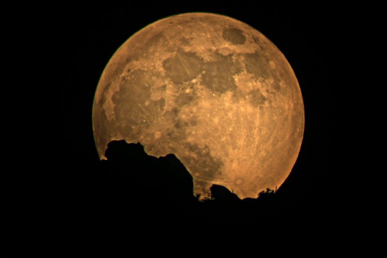 Dov'è La Luna Quando Non Si Vede