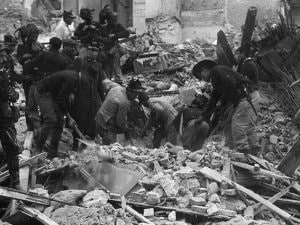 Messina distrutta in seguito al terremoto del 28 dicembre 1908 (Wikipedia).