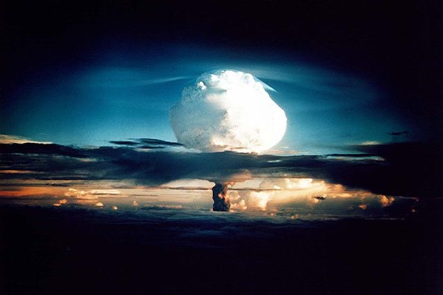 Foto di National Nuclear Security Administration/Nevada Site Office https://it.wikipedia.org/wiki/Ivy_Mike#/media/File:IvyMike2.jpg