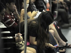 Persone dipendenti dalla connessione a Internet (Getty).