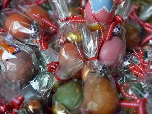 Uova di Pasqua di cioccolato e decorate (Getty).