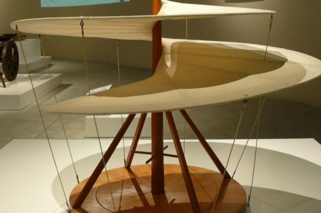 La macchina volante a elica di Leonardo Da Vinci in una ricostruzione.