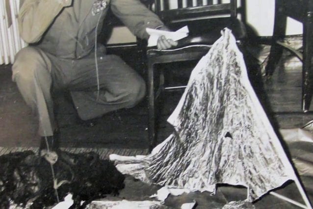 Un particolare dei frammenti rinvenuti a Roswell nel 1947.