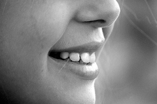 La ‘depressione sorridente’, quando fuori sembri felice, ma dentro stai male: sintomi e cura