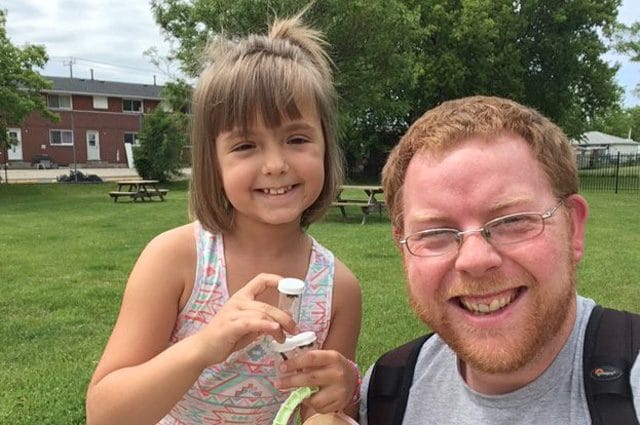 Sophia, bullizzata perché ama gli insetti, a 8 anni diventa l'eroina degli scienziati