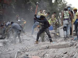 Distruzione a Città del Messico dopo il terremoto del 19 settembre (Getty).