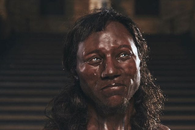 Nero e con occhi azzurri, così era il primo uomo inglese: ‘Cheddar man’ riscrive la storia