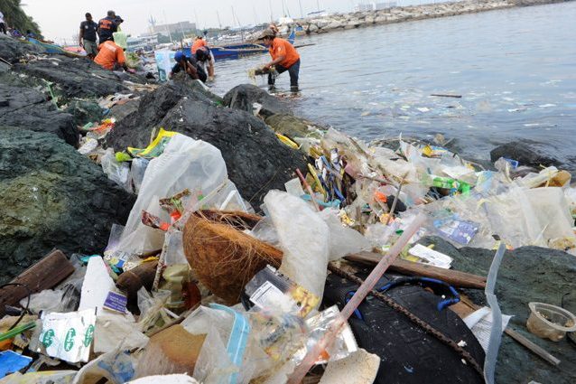 Nuoteremo in un oceano di plastica senza vita e il triplo più inquinato di oggi: mancano 7 anni