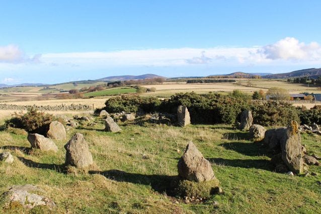 Rarissimo cerchio di pietre simile a Stonehenge scoperto in Scozia: ha almeno 3.500 anni