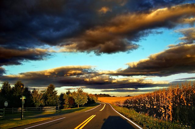 Foto da <a href="https://en.wikipedia.org/wiki/Stratocumulus_cloud#/media/File:Flickr_–_Nicholas_T_–_Drive–Through.jpg" target="_blank" rel="nofollow noopener">Wikipedia</a>
