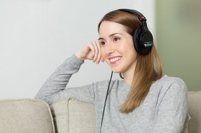 Credit: <a href="https://pixabay.com/it/photos/donna–ragazza–cuffie–musica–977020/" target="_blank" rel="nofollow noopener">PourquoiPas</a>