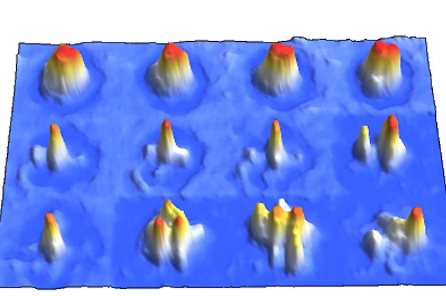 Nell’esperimento, l’evoluzione temporale (da sinistra a destra) della nuova fase con caratteristiche supersolide (riga centrale) appare tra un condensato di Bose–Einstein ordinario (riga in alto) e una già nota fase di gocce quantistiche disordinate (riga in basso). Si nota la formazione di una struttura periodica (qui nello spazio degli impulsi) fra una fase omogenea (la BEC) e una disordinata (le gocce).