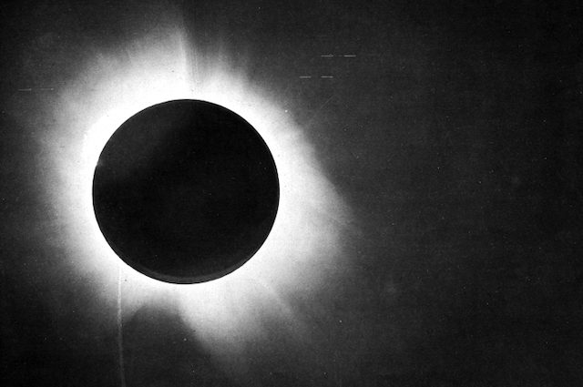 Foto da <a href="https://en.wikipedia.org/wiki/Solar_eclipse_of_May_29,_1919#/media/File:1919_eclipse_positive.jpg" target="_blank" rel="nofollow noopener">Wikipedia</a>