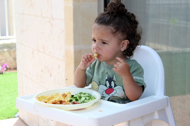 Comunicare ai bambini i benefici dei cibi salutari li spinge a mangiare in modo più sano