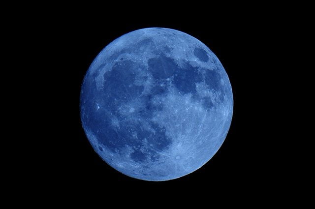 La Luna blu dei Fiori illumina il cielo di maggio: quando vederla e perché si chiama così