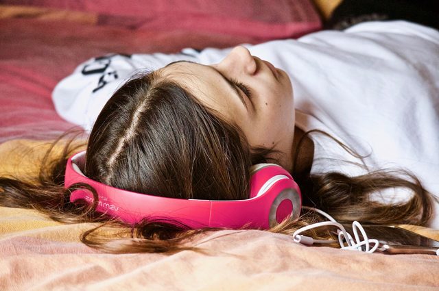 Depressione, perché ci sentiamo meglio dopo aver ascoltato musica triste