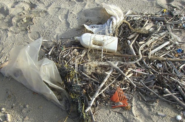 Spiagge italiane “soffocate” dalla plastica: quasi 800 rifiuti ogni 100 metri