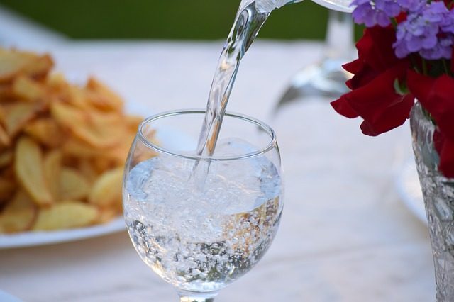 Mangiamo 5 grammi di plastica a settimana, ecco in quali alimenti è contenuta