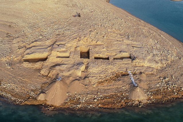 Meraviglioso palazzo di un antico e misterioso impero emerge dalle acque del fiume Tigri