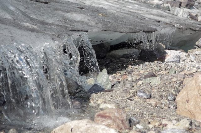 Caldo record scioglie i ghiacciai in Svizzera: persi 800 milioni di tonnellate d’acqua in 14 giorni