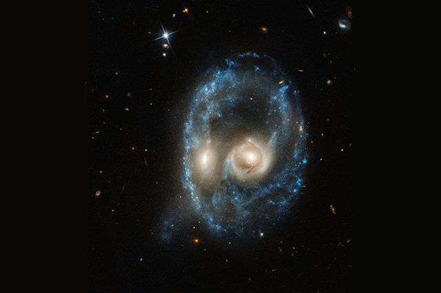 Un volto spettrale emerge dallo spazio profondo: spettacolare immagine catturata da Hubble