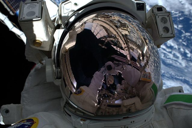 Luca Parmitano durante la EVA1 per la riparazione del rilevatore di particelle AMS–02. Credit: ESA/NASA–L.Parmitano