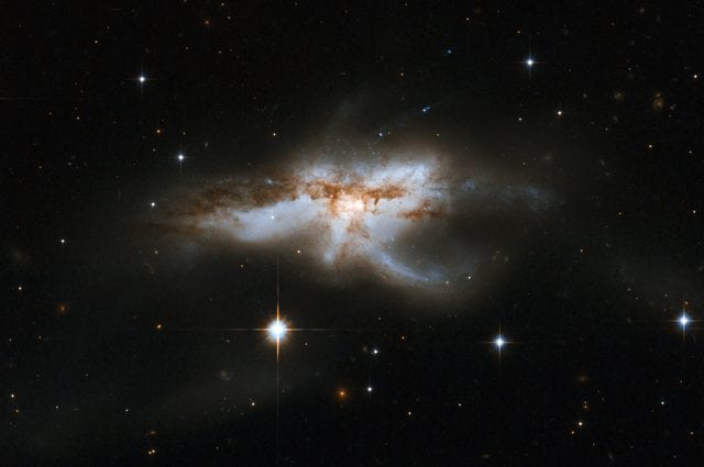 Tre mostruosi buchi neri supermassicci scoperti nel cuore della galassia NGC 6240