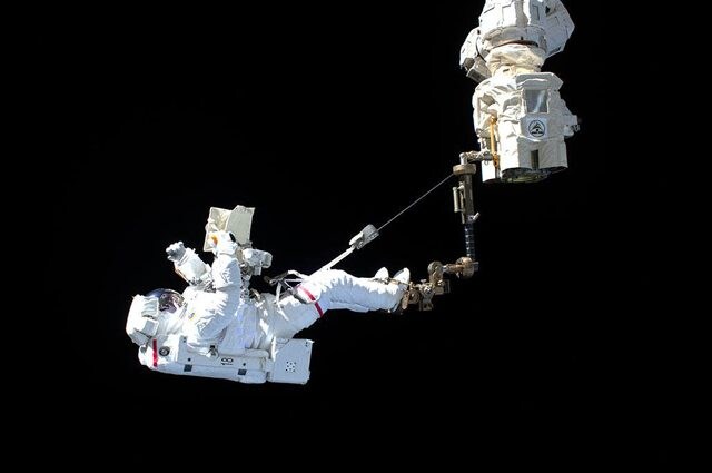 Luca Parmitano agganciato al braccio robotico Canadarm2, durante la sua prima EVA della missione Beyond. Credit: NASA/ESA