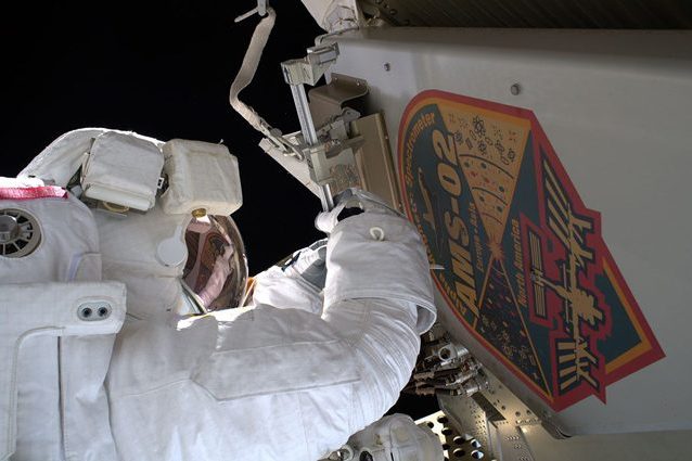 Luca Parmitano al lavoro sul rilevatore di particelle AMS–02. Credit: NASA/ESA