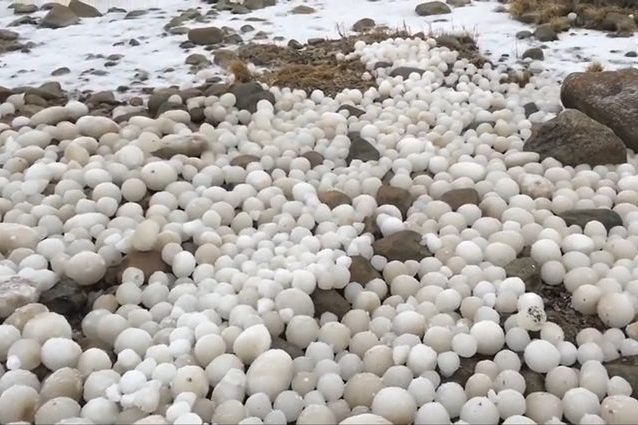 "Uova di ghiaccio" in Finlandia. Credit: Mrs. Santa Claus Finland/screenshot youtube