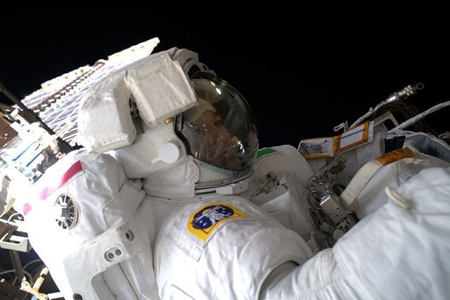 Luca Parmitano impegnato nella seconda EVA della misione Beyond. Credit: NASA/ESA