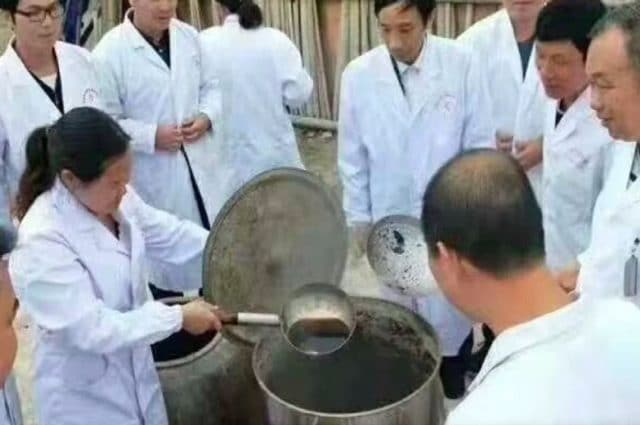 I medici intenti a preparare il presunto elisir di lunga vita. Credit: Weibo/South China Morning Post
