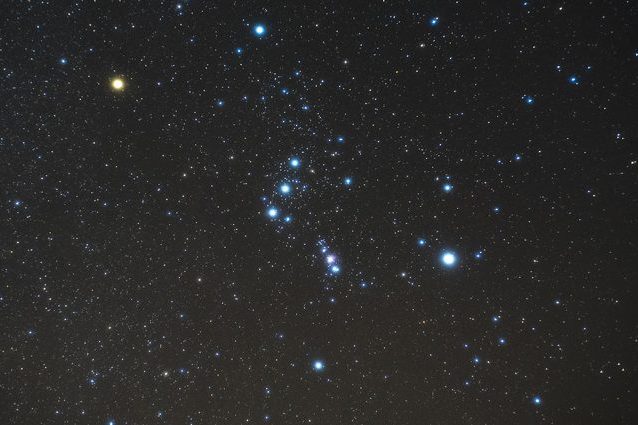 La costellazione di Orione. In alto a sinistra la supergigante rossa Betelgeuse. Credit: Sl1990