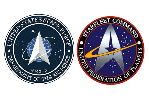 A sinistra, il logo della Space Force americana, a destra il logo di Star Trek