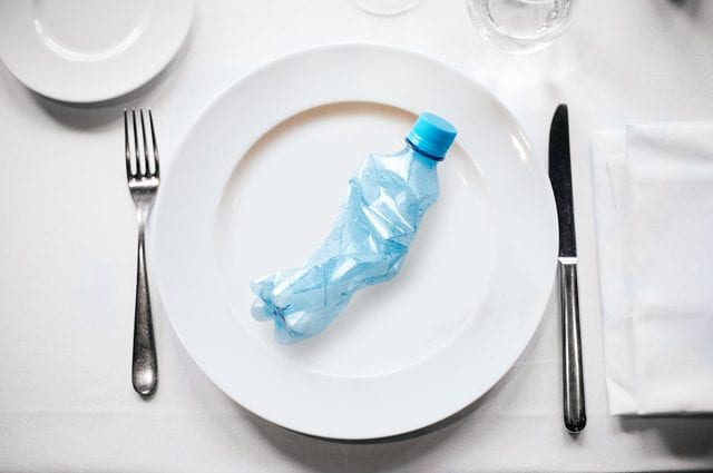 Questa tecnica rivoluzionaria permette di trasformare la plastica in cibo: come funziona