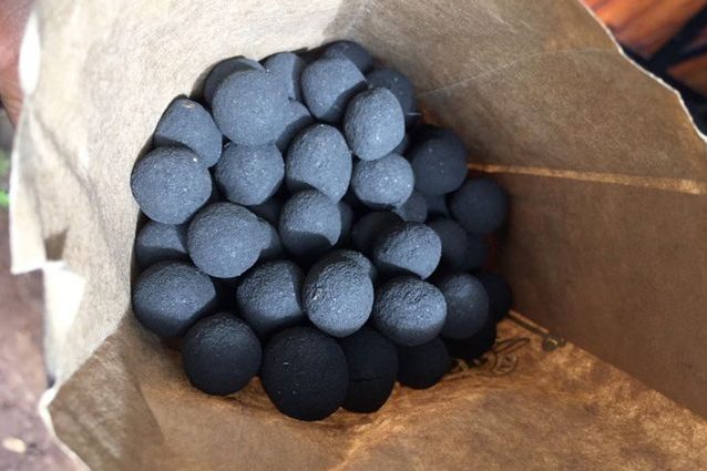 Un sacchetto pieno di seedballs. Credit: SeedballsKenya