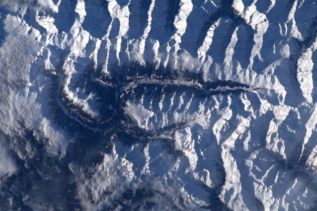 Le Alpi "come una spina dorsale" immortalate da Luca Parmitano. Credit: Luca Parmitano/ESA