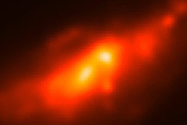 Il doppio nucleo nel cuore della galassia NGC 4490. Credit: WISE/SAOimageDS9 software by A. Lawrence
