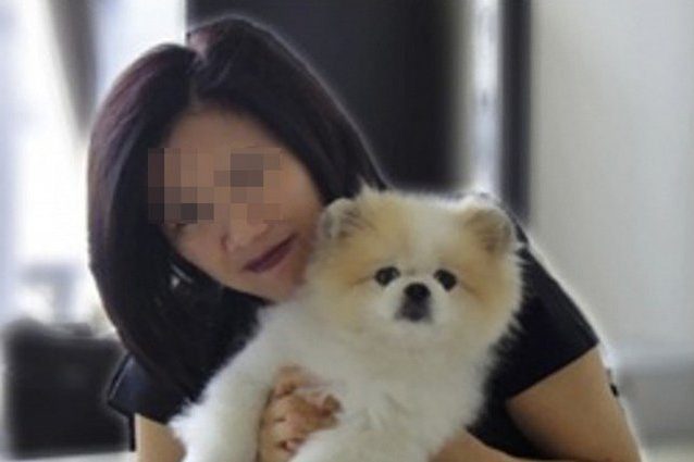 Il cane contagiato con la sua proprietaria. Credit: facebook/South China Morning Post