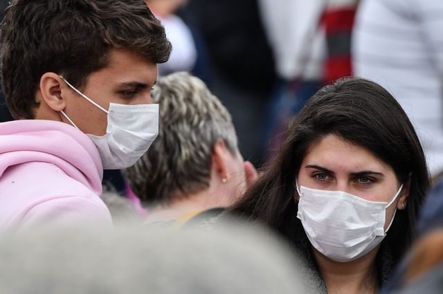 “Il coronavirus si trasmette anche con aerosol”: l’appello su mascherine in tutti i luoghi chiusi