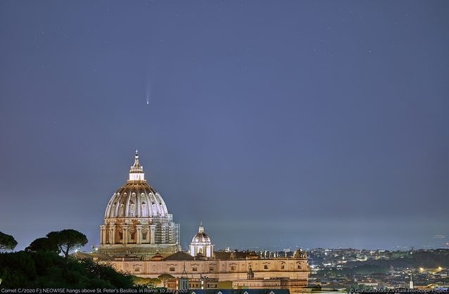 La cometa NEOWISE "sorvola" San Pietro all’alba. Credit: Gianluca Masi/Virtual Telescope Project
