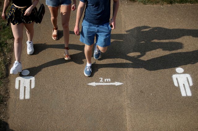 Con le varianti del coronavirus 1 metro di distanza non basta, CNR: "Servono 40 cm in più"