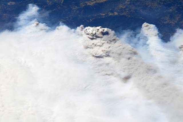 I devastanti roghi in California visti dallo spazio. Credit: Chrys Cassidy/NASA