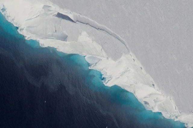 Il ghiacciaio Thwaites. Credit: NASA / OIB / Jeremy Harbeck
